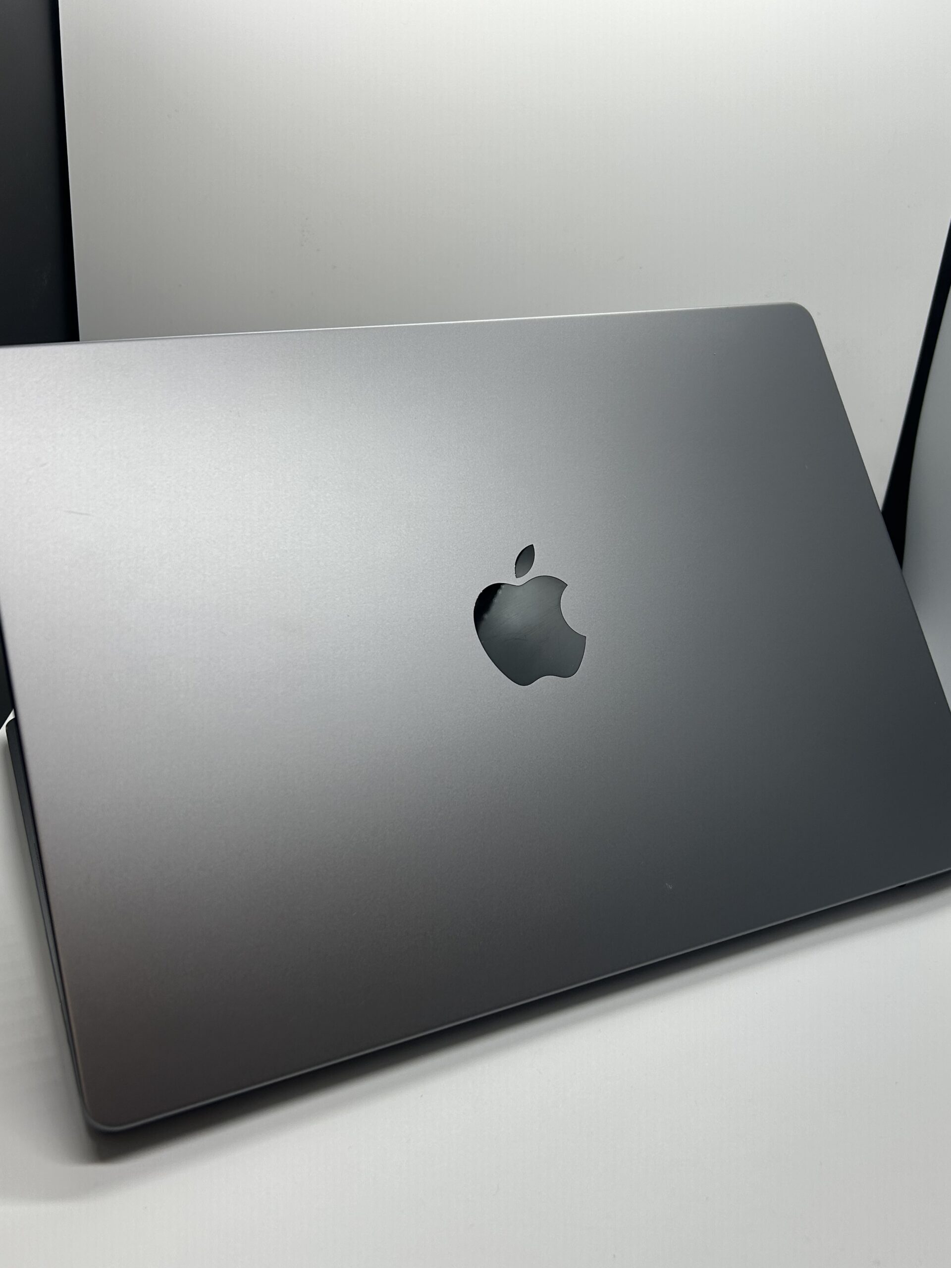 MacBook Pro 14" 2021 cu procesor M1 (Model A2442) - Imagine 2