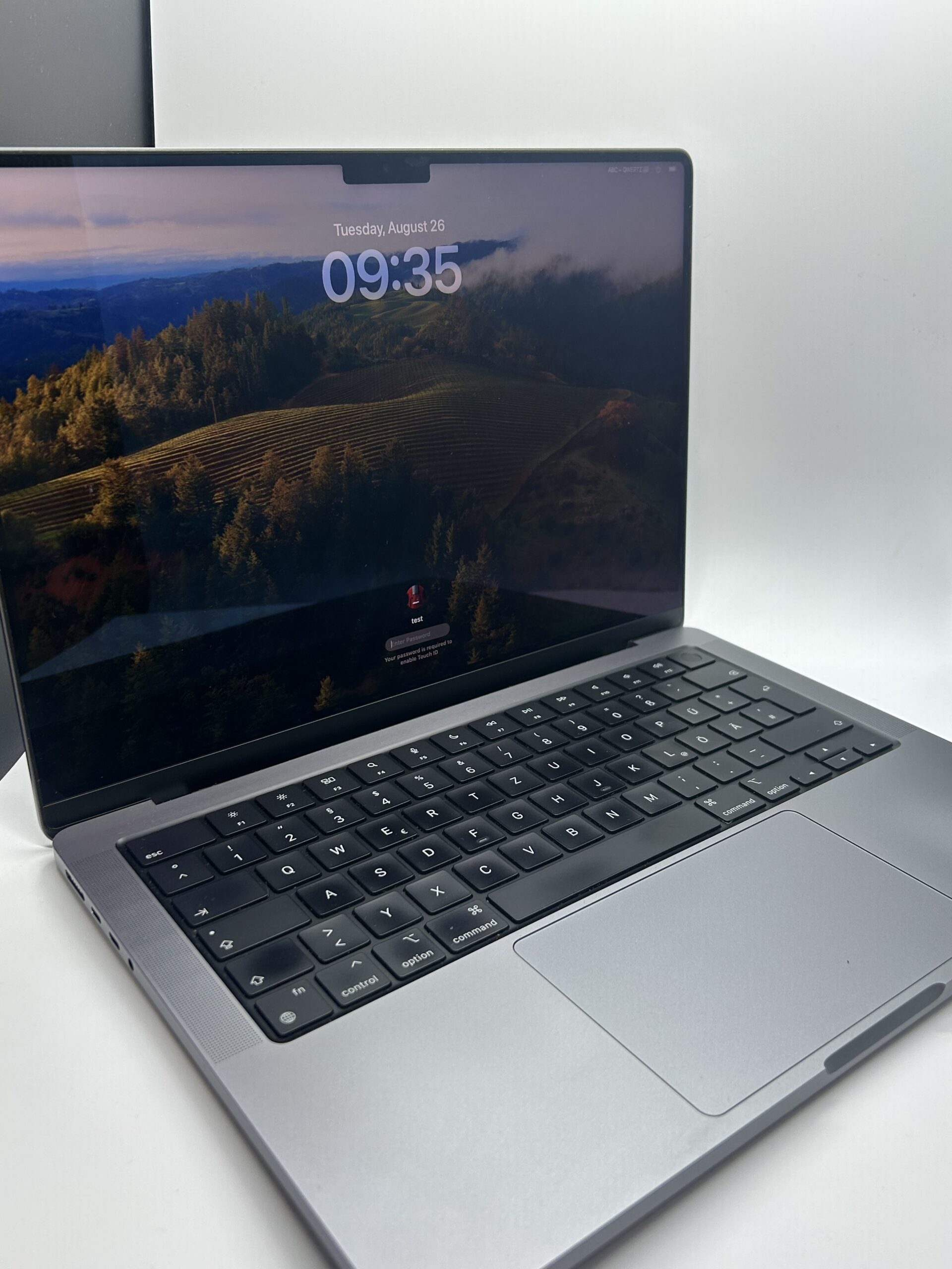 MacBook Pro 14" 2021 cu procesor M1 (Model A2442) - Imagine 3