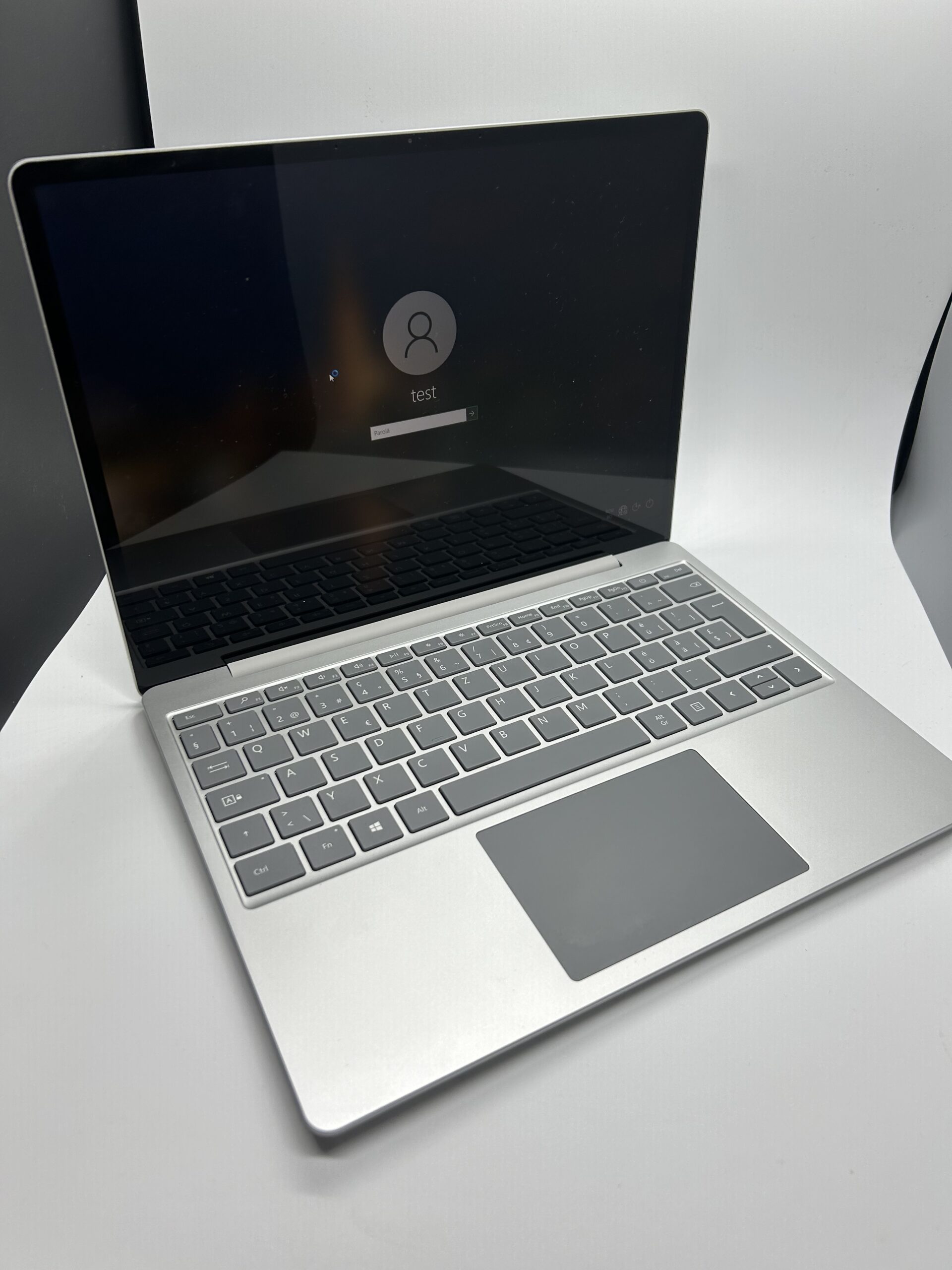 Microsoft Surface Laptop GO i5 - 256Gb - 8Gb ram - Imagine 8